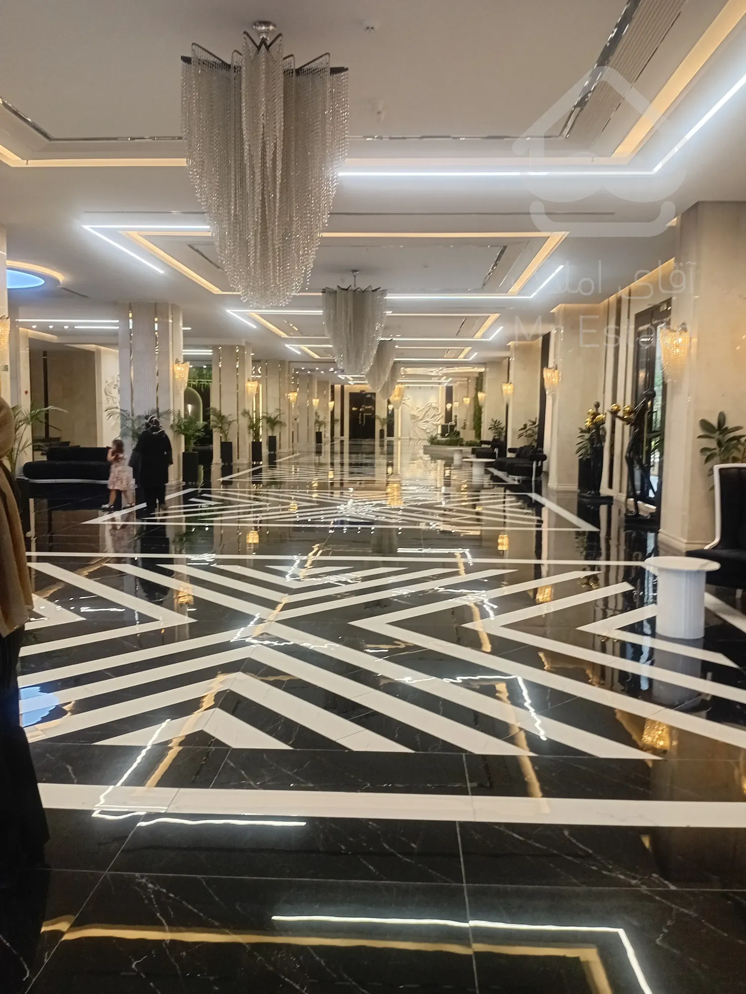 پیش فروش رونیکا مال میرزا بابایی ، ویترین مدرن کسب و کار شما