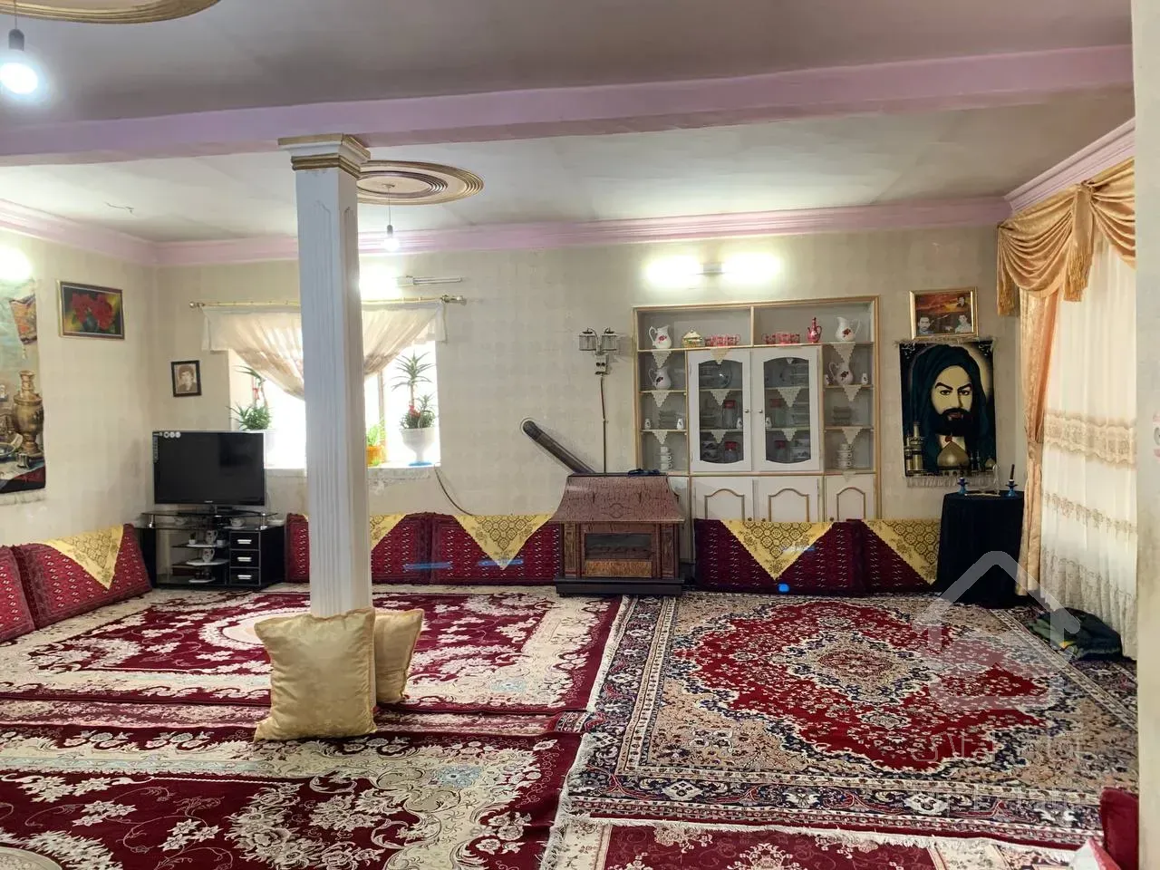 خانه ویلایی ۵۶۰ متر زمین ۳۰۰ متر بنا