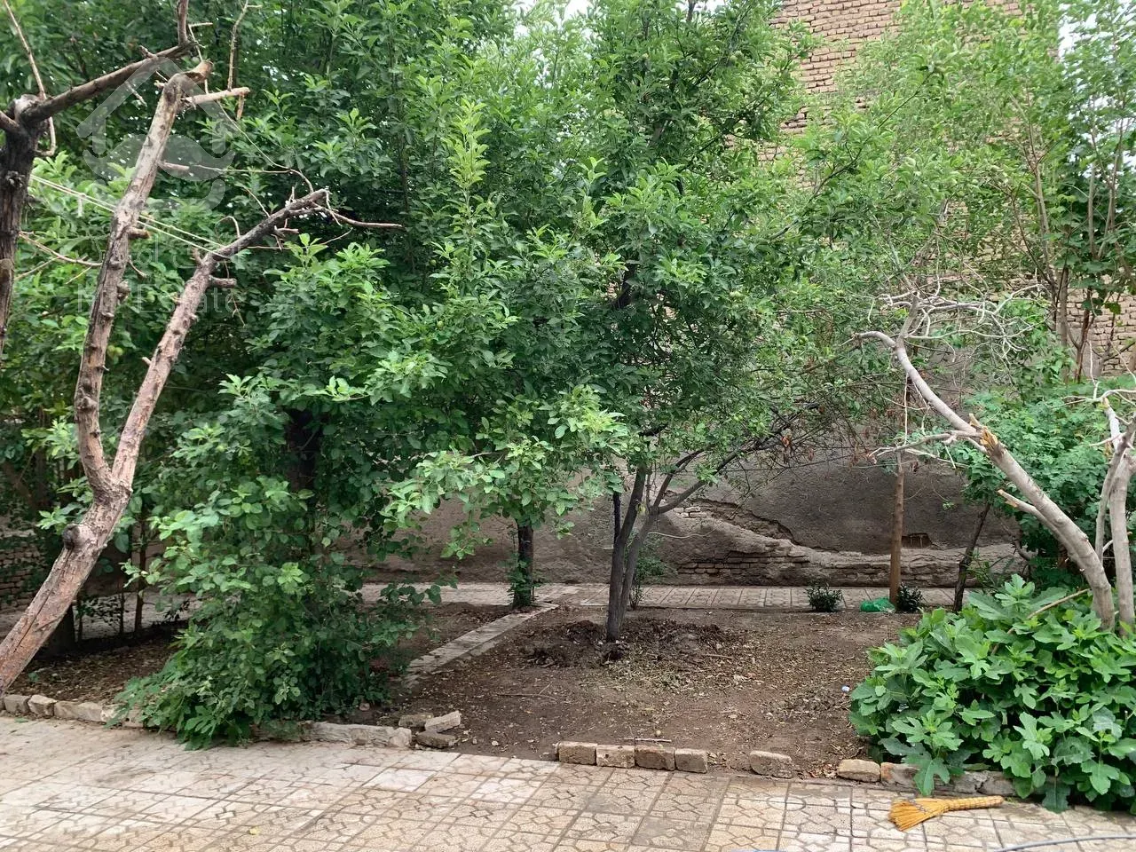 خانه ویلایی ۵۶۰ متر زمین ۳۰۰ متر بنا