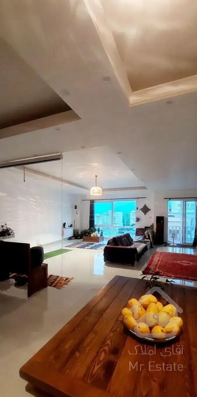 ۱۶۷ متری کریم آباد // پذیرایی غرق در نور