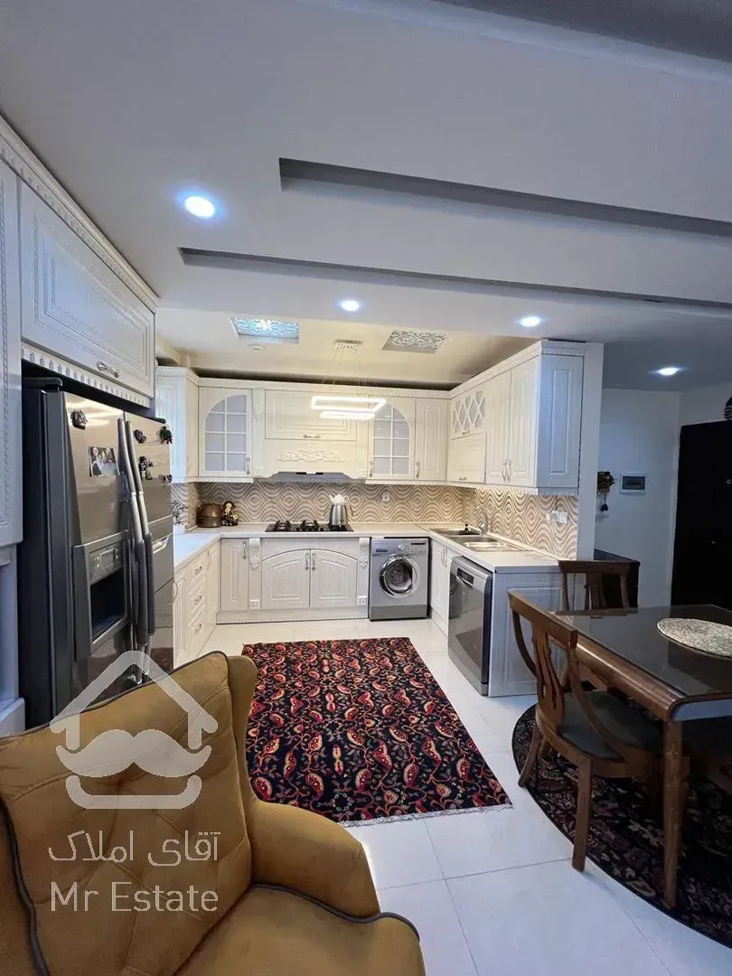 ۹۲ متری فول امکانات سالن پرده خور