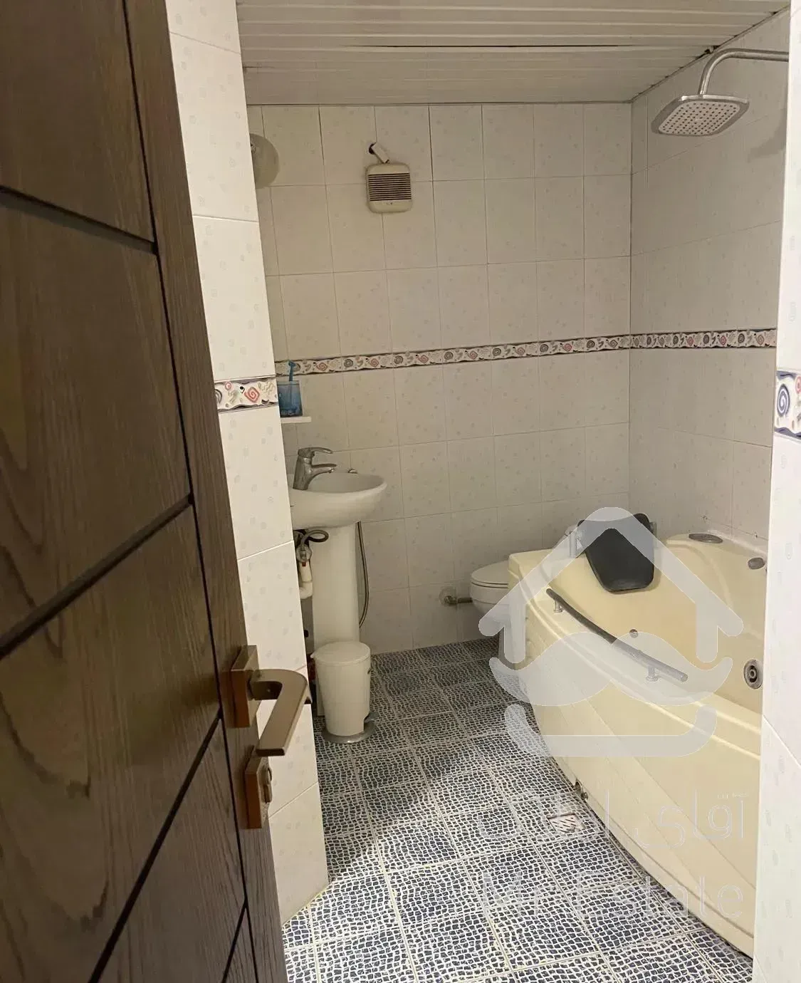 آپارتمان ۱۸۰متر،فول امکانات،چهارباغ بالا