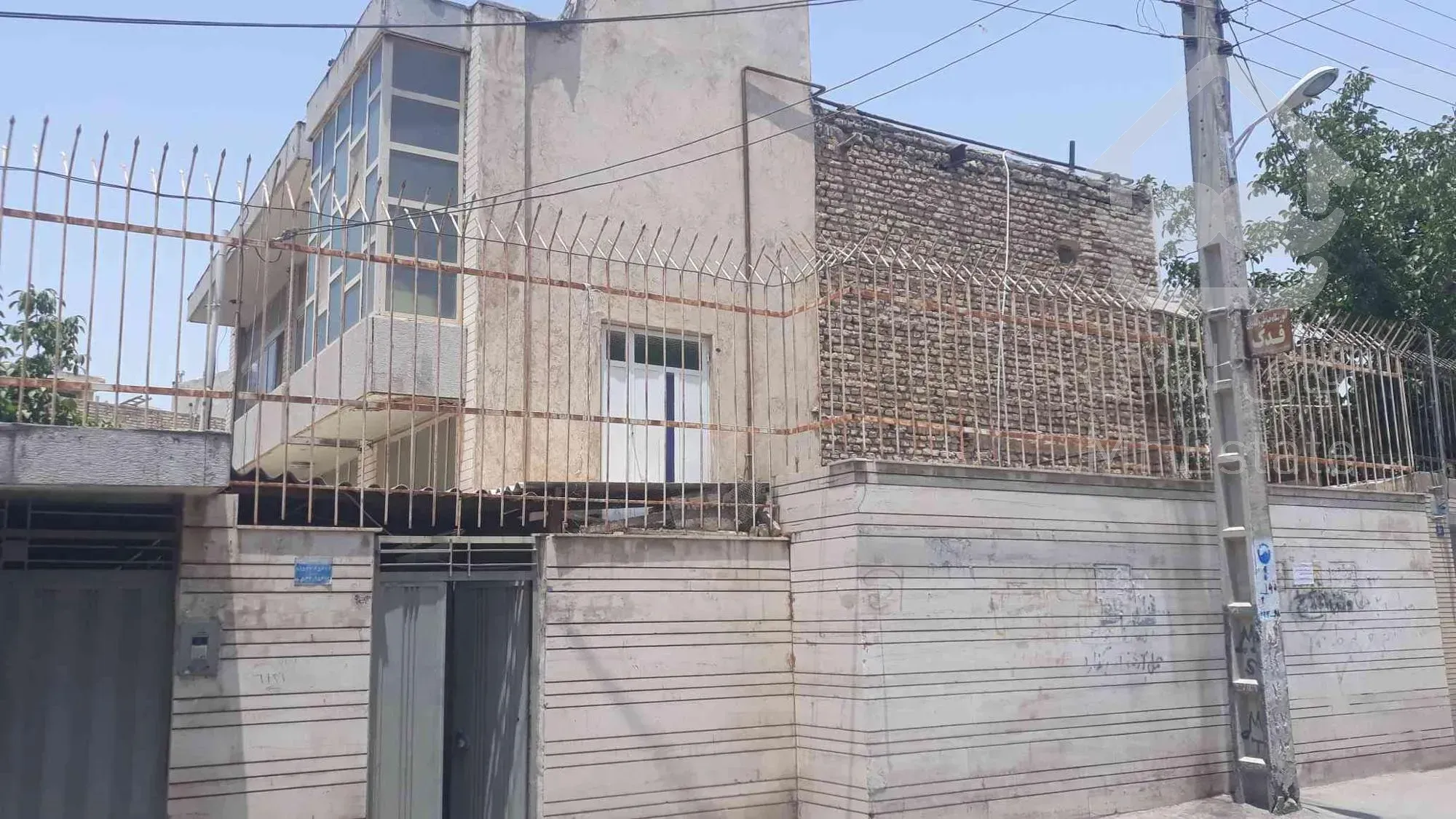 منزل دوطبقه کلنگی قابل سکونت مساحت ۲۵۳ متر