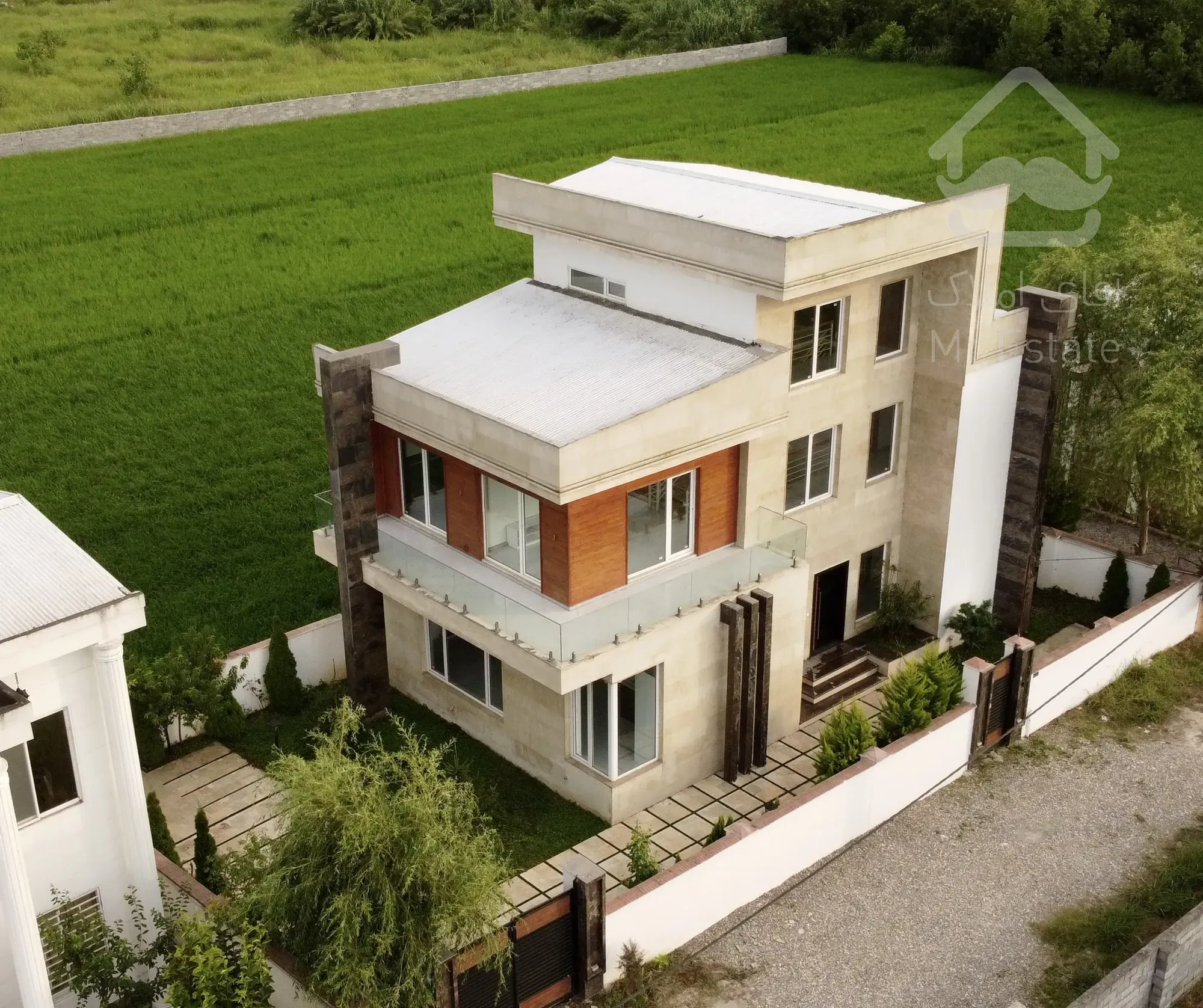 ویلا تریبلکس مدرن نزدیک دریا و جنگل