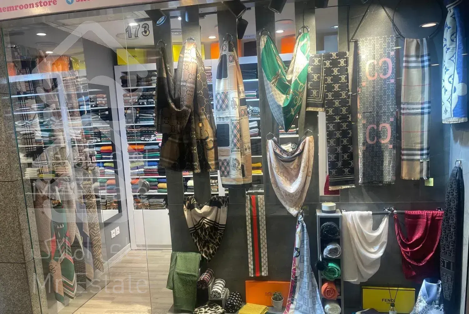 مغازه ۹ متری شال و روسری با دکور و جنس