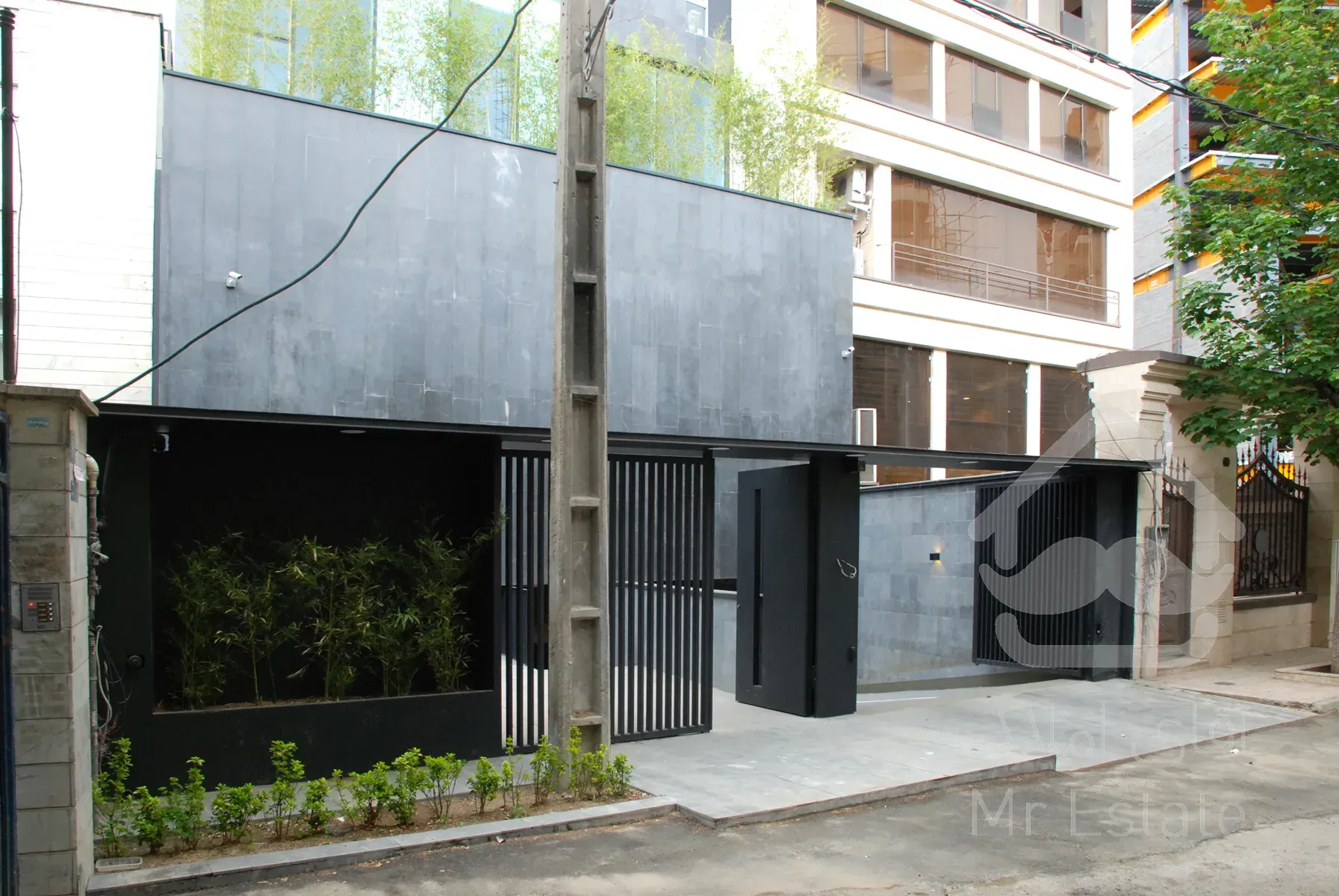 ۲۲۰ متر سند اداری بر اندرزگو ، نوساز مدرن ، ۴ پارکینگ