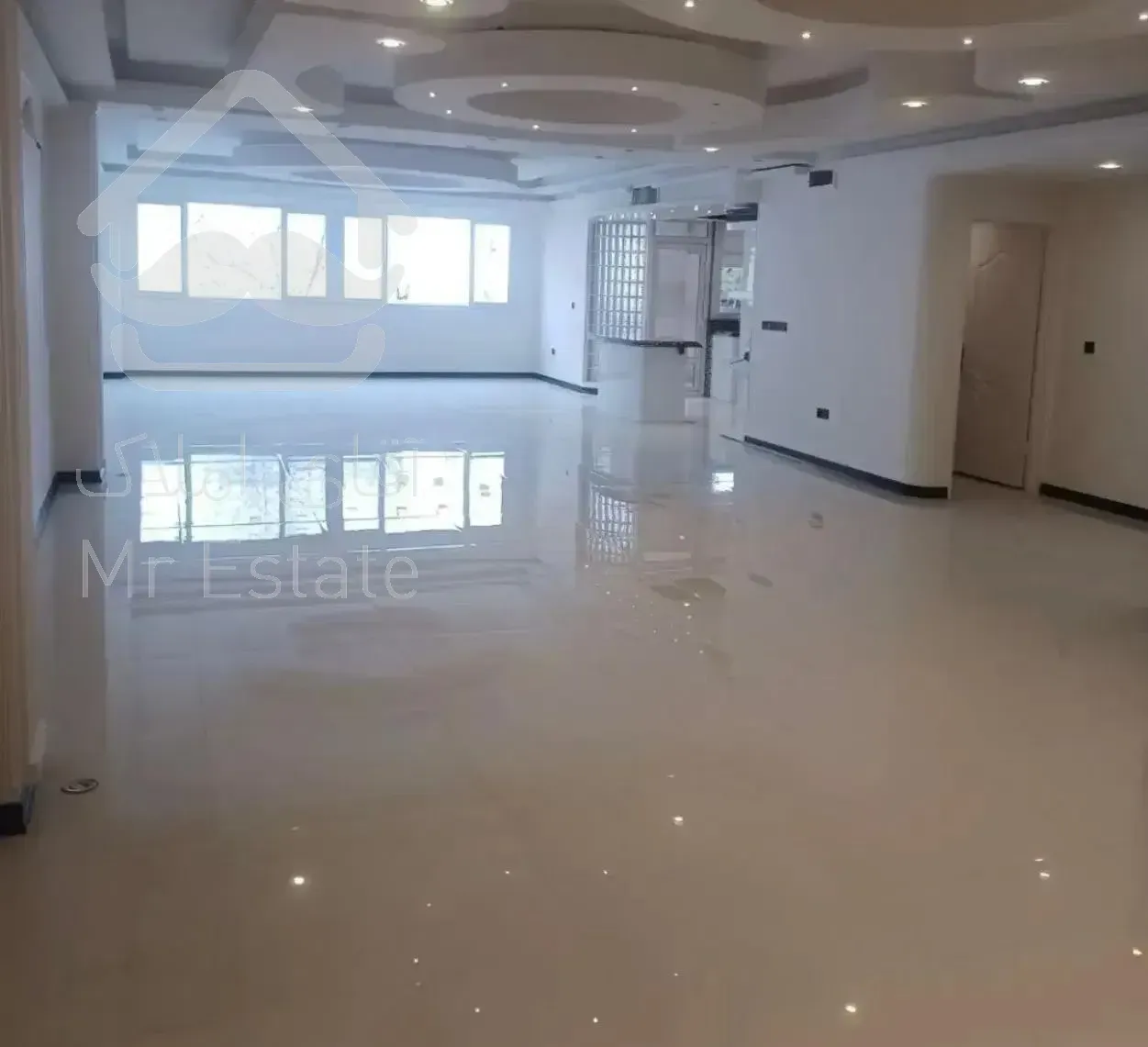 واحد ۱۰۴ متری / نور طبیعی فراوان / بدون مشرف