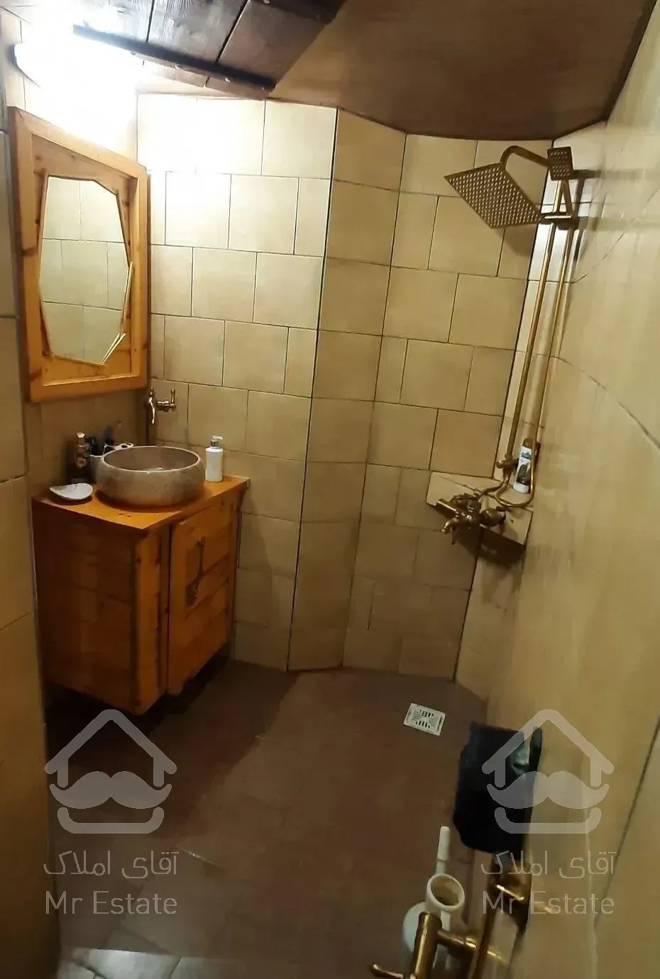 ویلا چوبی جنگلی با آبشار داخل سالن پذیرایی