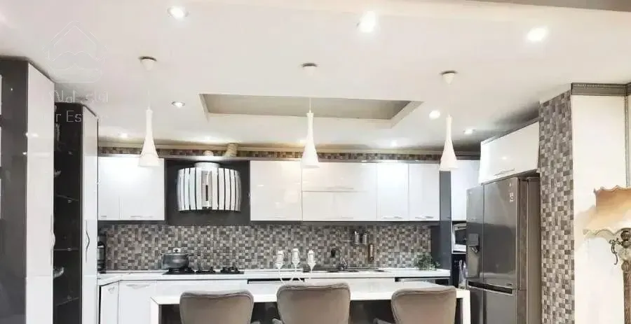 سه راه طالقانی100متر3 خواب 2 پارکینگ +20متر انباری