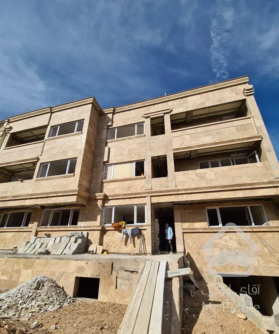 آپارتمان نوساز لب جاده اصلی شیراز