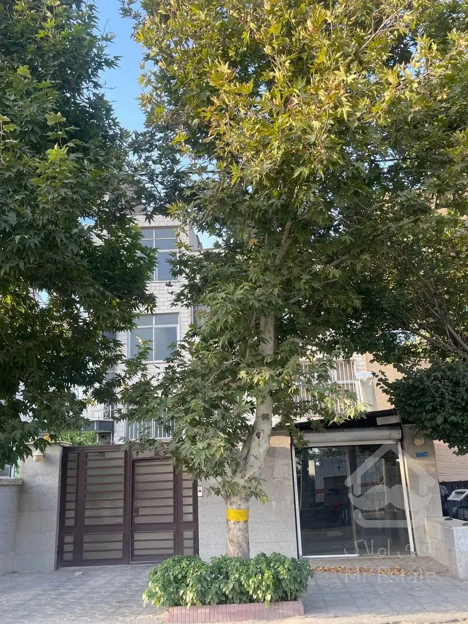 خانه ویلایی  ٢١۵ متر سه طبقه با ٣٠ متر تجاری شهرزیبا