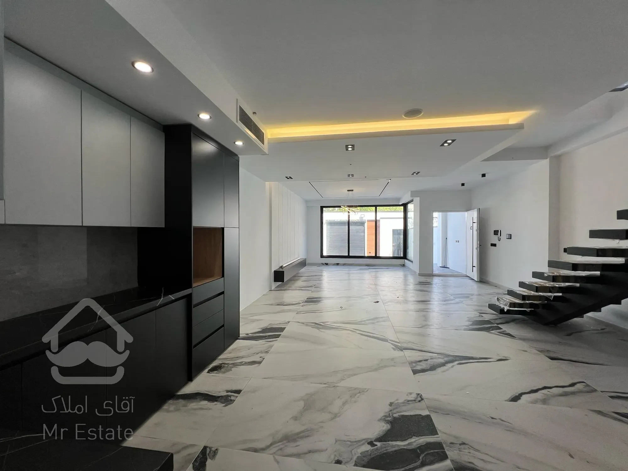 متراژ زمین ۱۷۰ متر