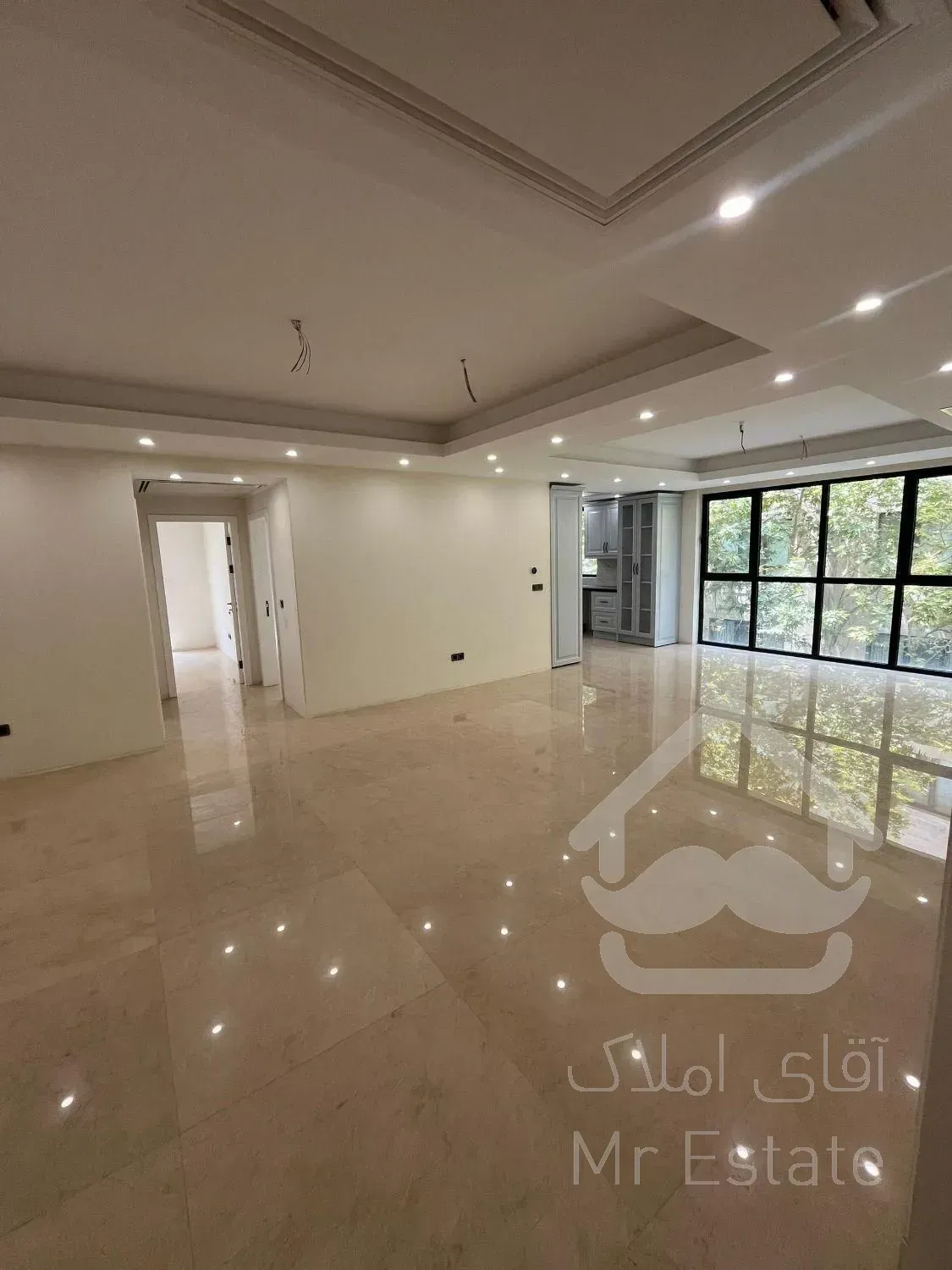 85متر/کلیدنخورده/۴باغ شرقی/سالن پرده خور رو به نما