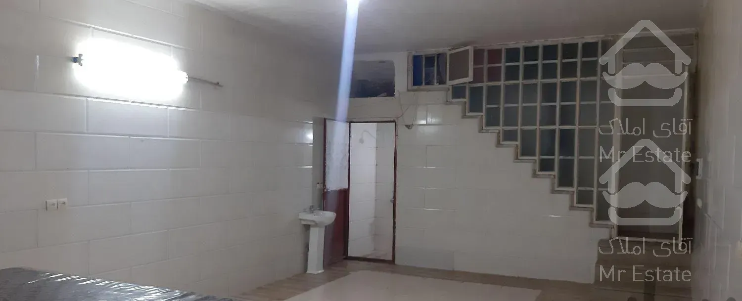 زیرزمین ۸۰ متر فلکه پنج ازادشهر نور کافی