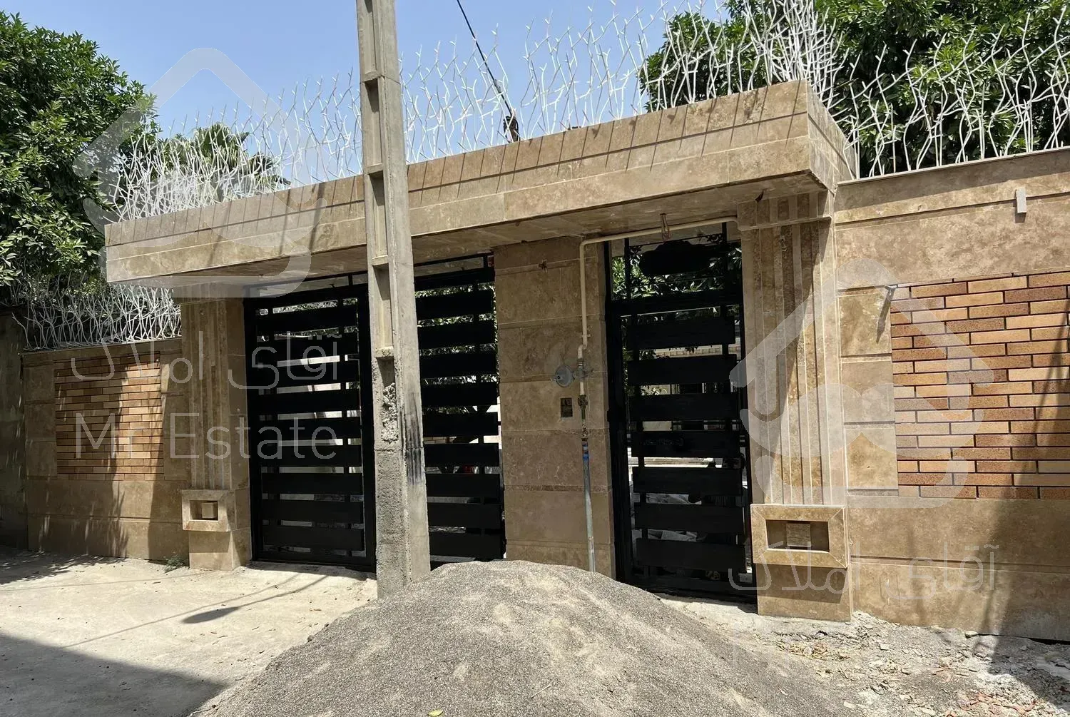 خانه ویلایی ۲۴۲ متری در کوی امام حسین نوساز