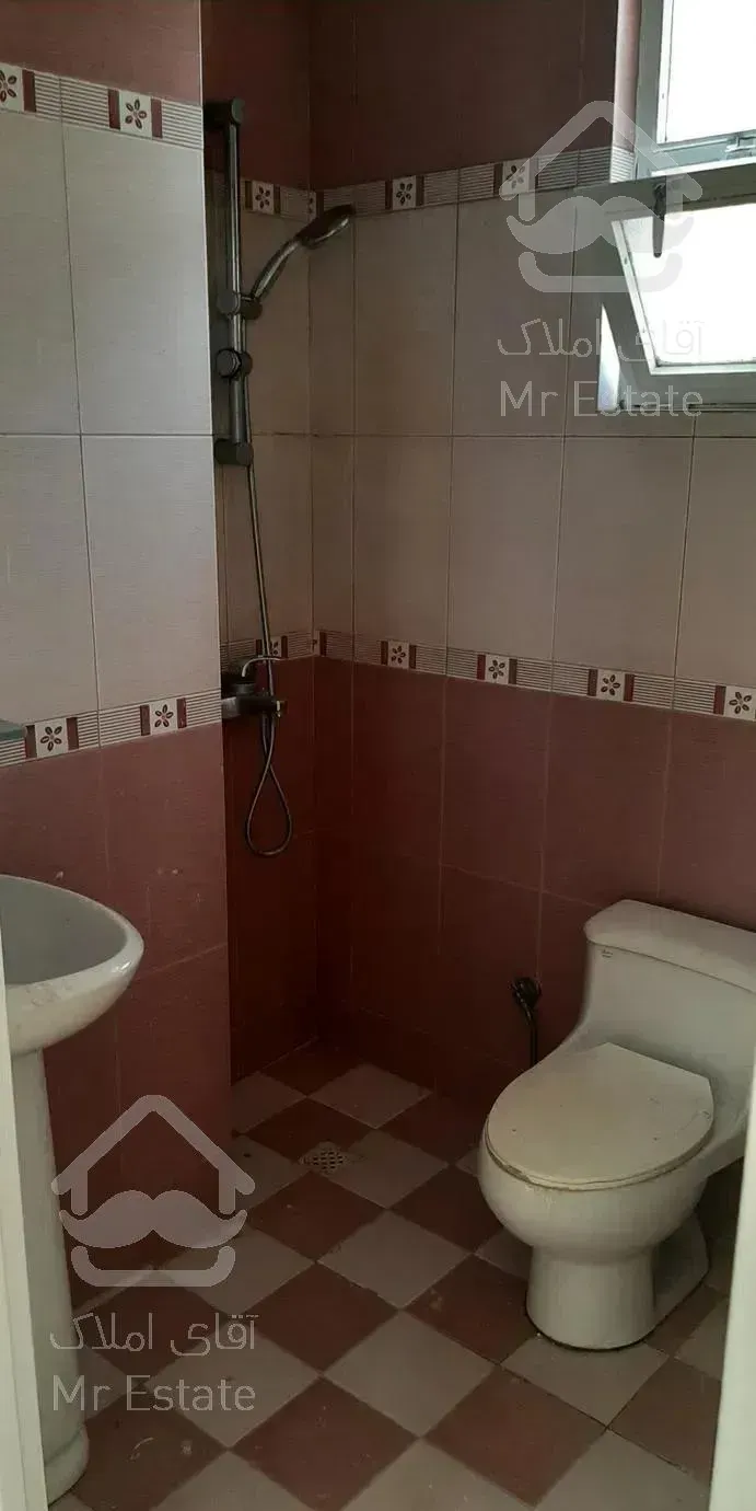 فقط زوج جوان آپارتمان