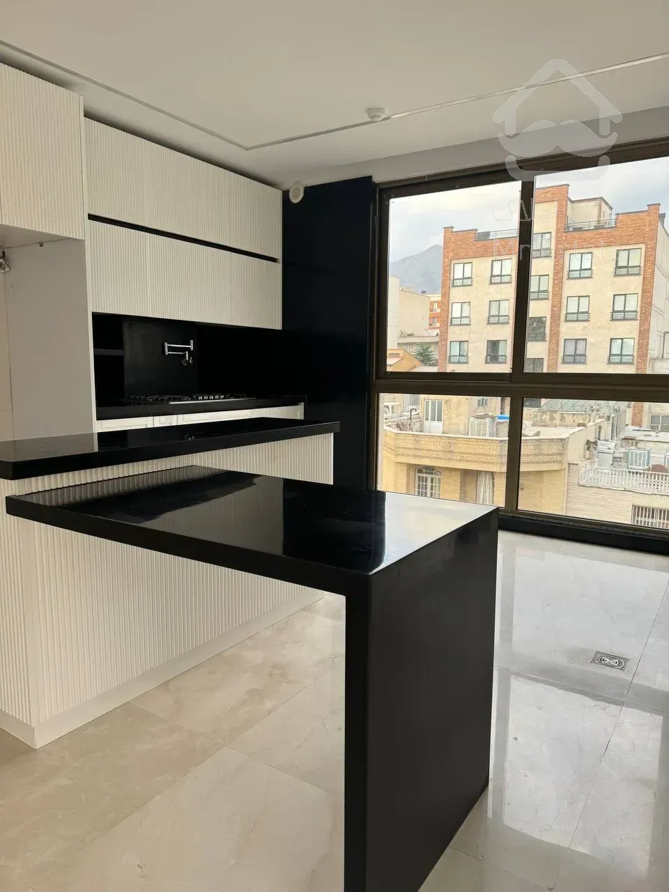 فروش ساختمان 5 طبقه لوکس به صورت یکجا