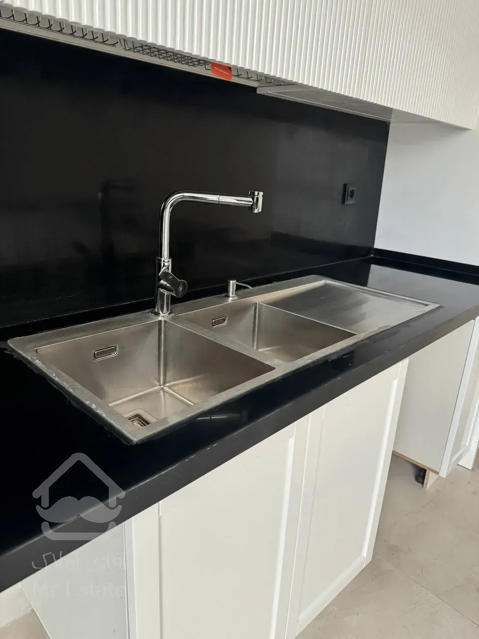 فروش به صورت یکجا ساختمان لوکس و مدرن ۵ طبقه تک واحدی سئول