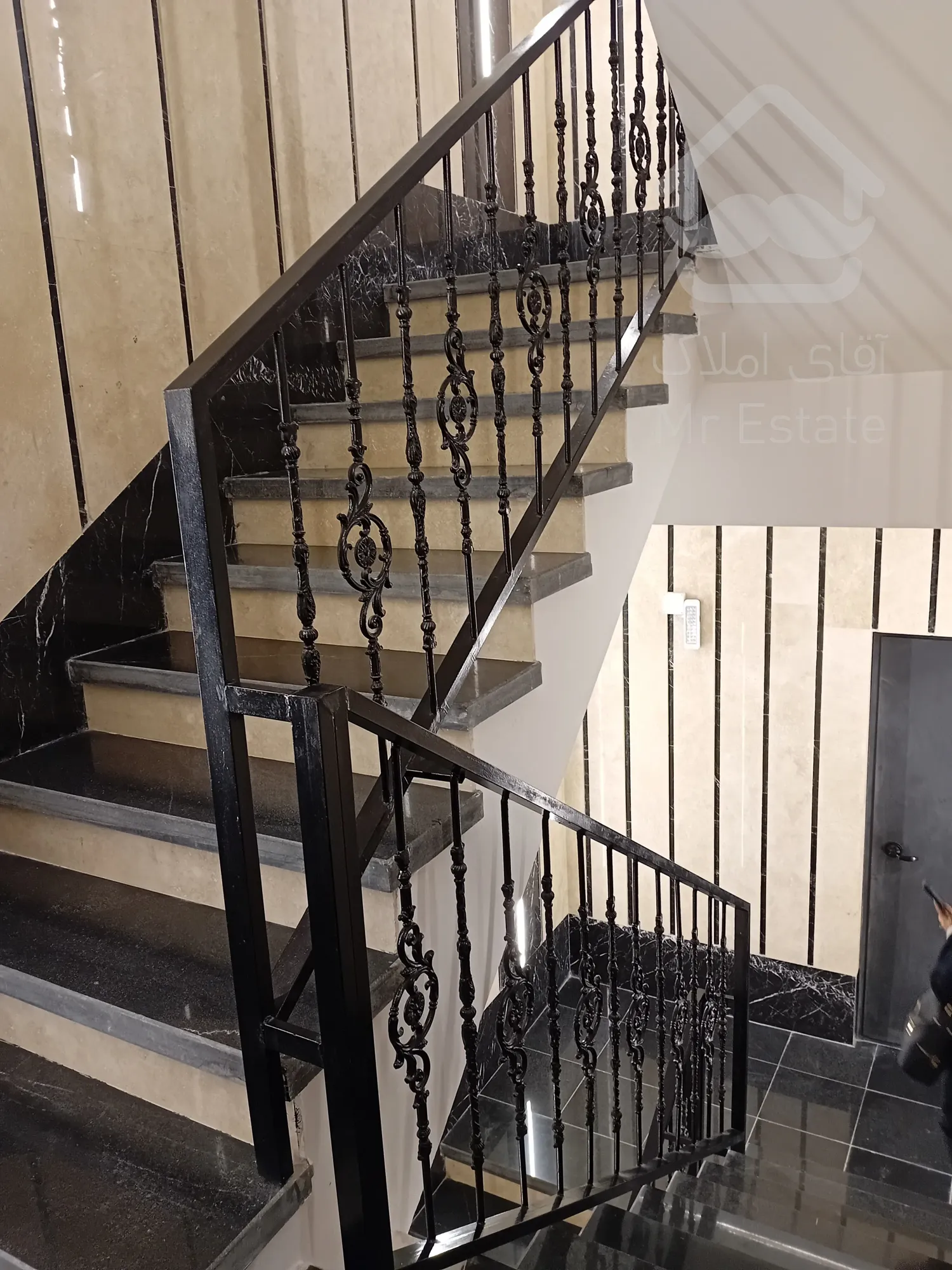 فروش ۲ واحد تجاری و ۵ واحد مسکونی به صورت یکجا