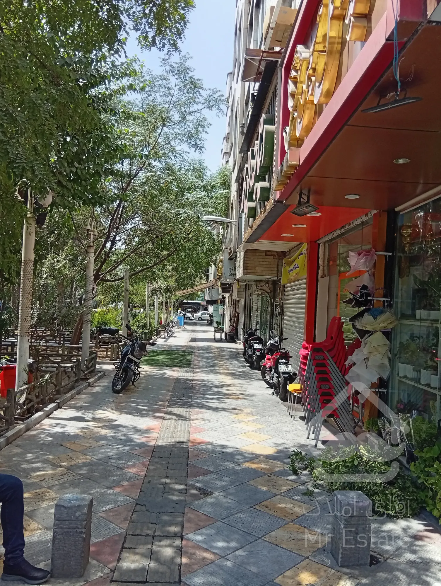 مغازه با دو طبقه مسکونی