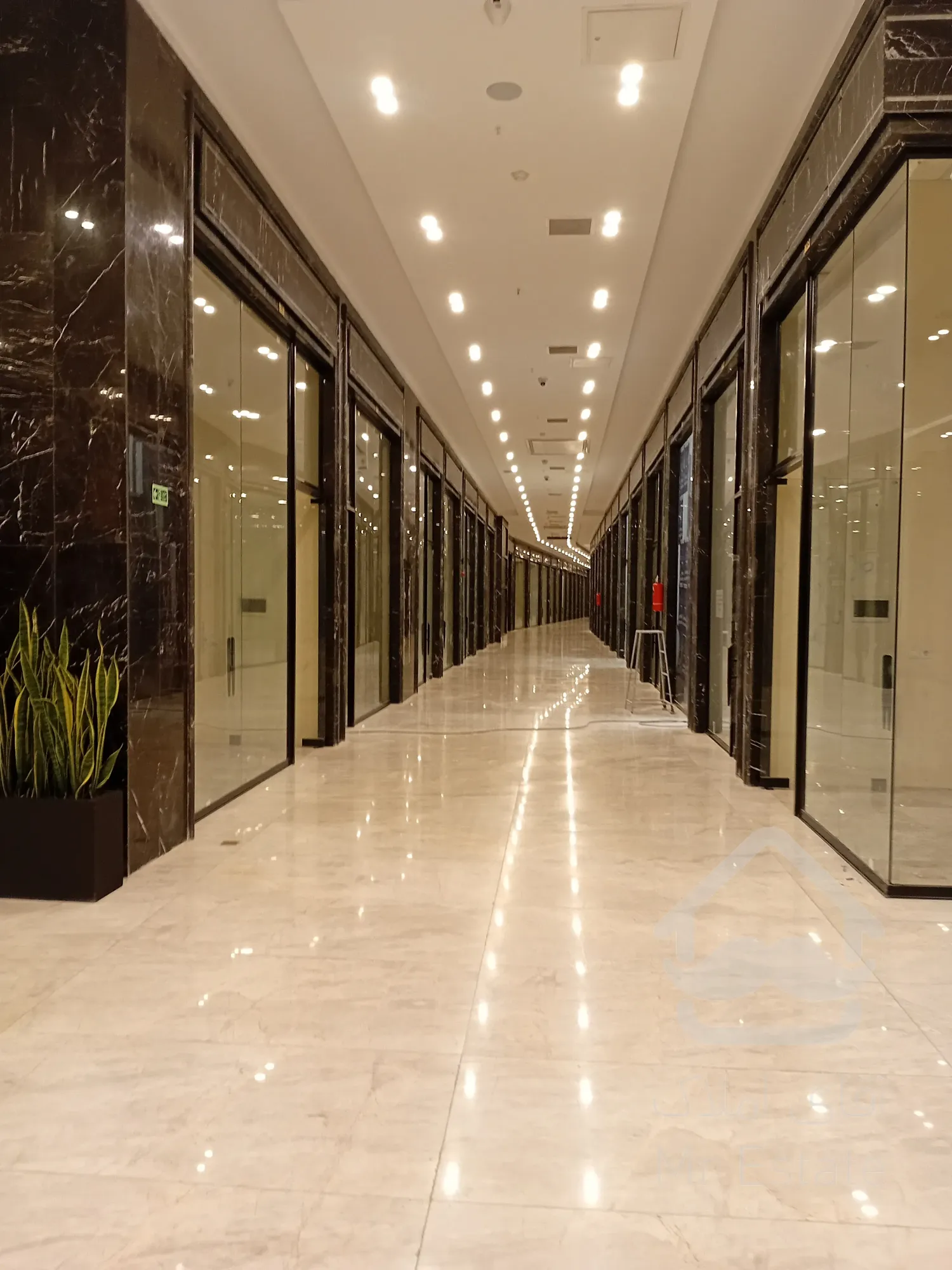 رهن و اجاره مغازه ۳۷ متری در همکف رونیکامال حسین آباد