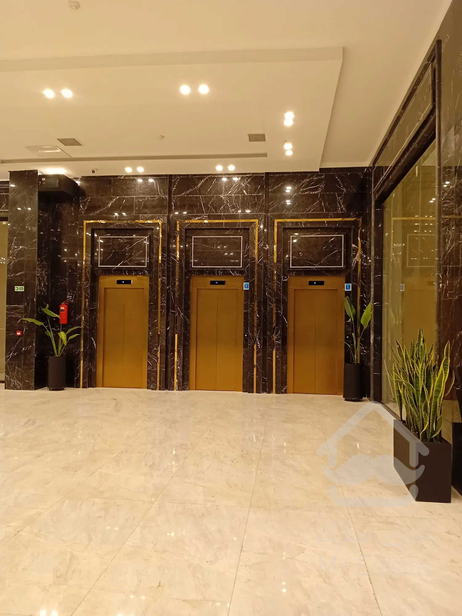 رهن و اجاره مغازه ۳۷ متری در همکف رونیکامال حسین آباد