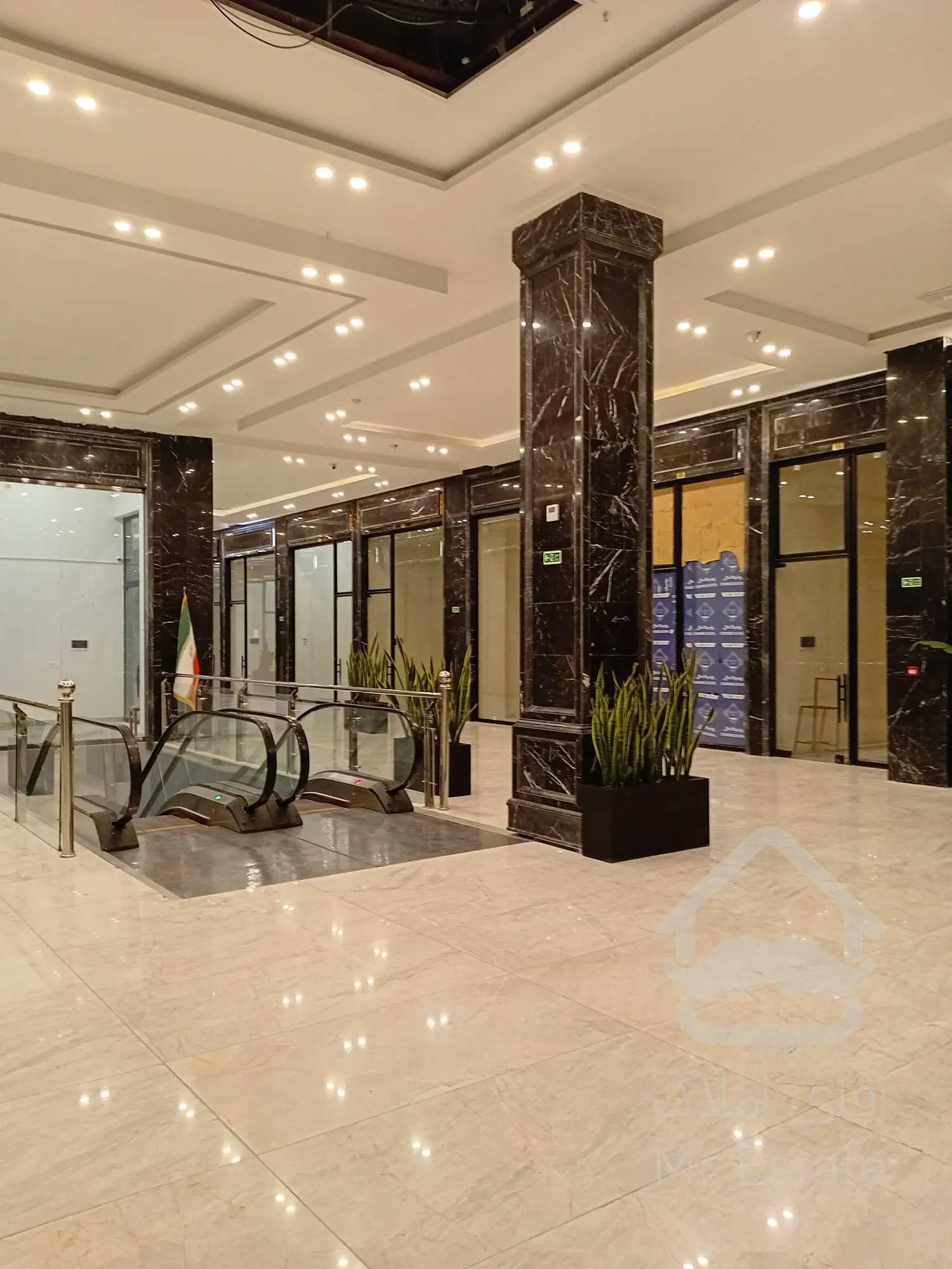 رهن و اجاره مغازه ۳۷ متری در همکف رونیکامال حسین آباد