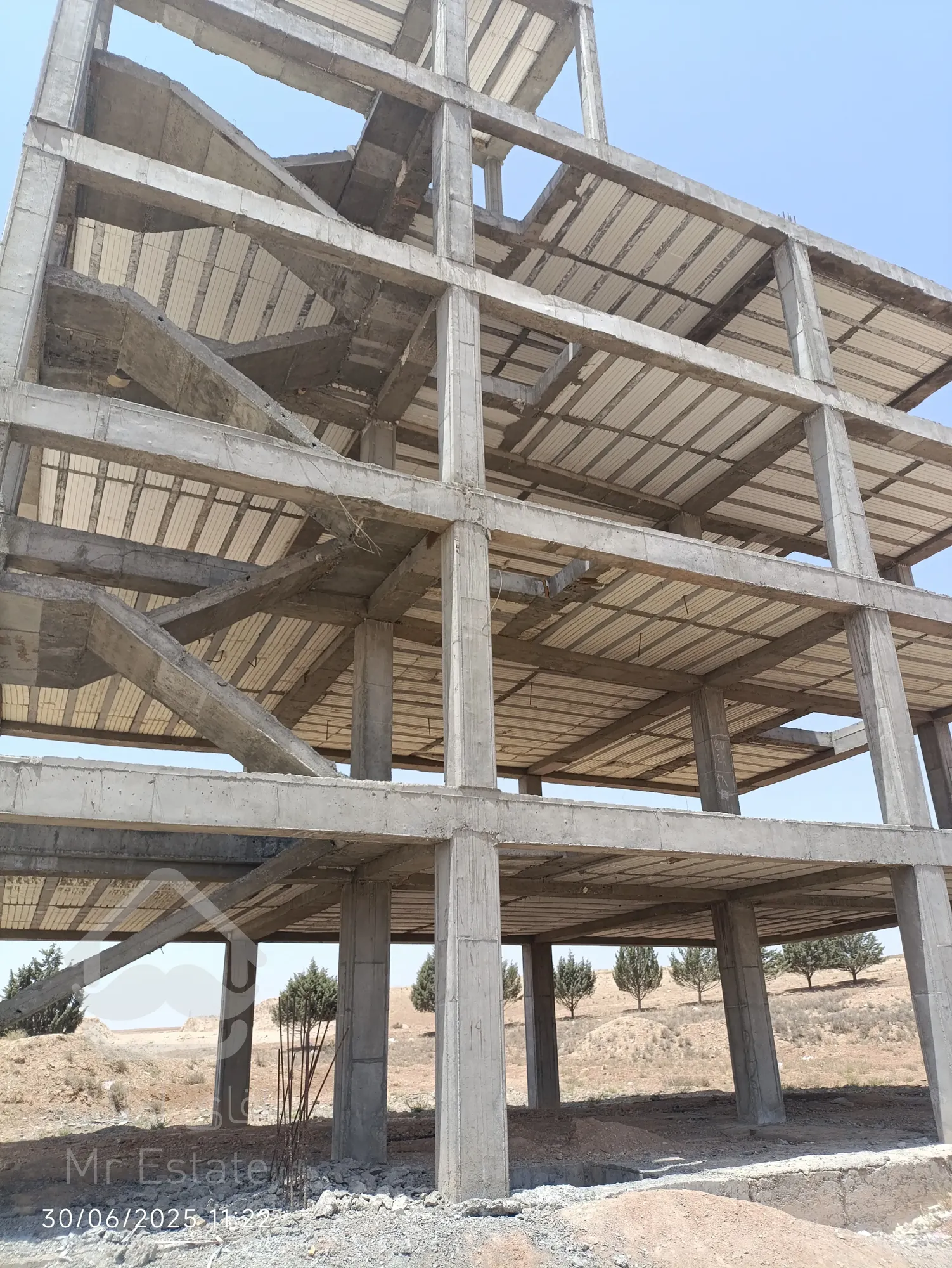 ساختمان نیمه کاره در شهر دماوند