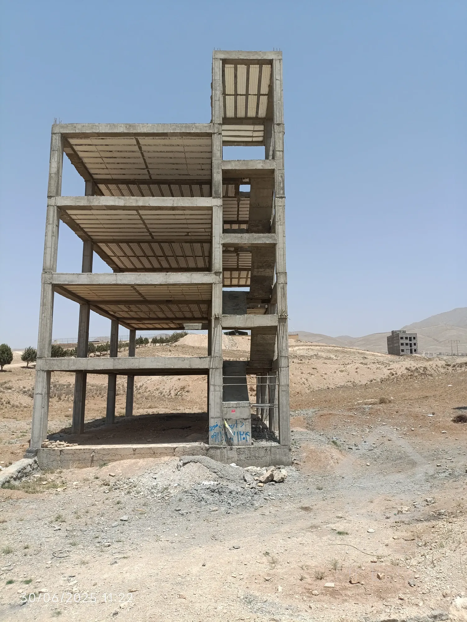 ساختمان نیمه کاره در شهر دماوند