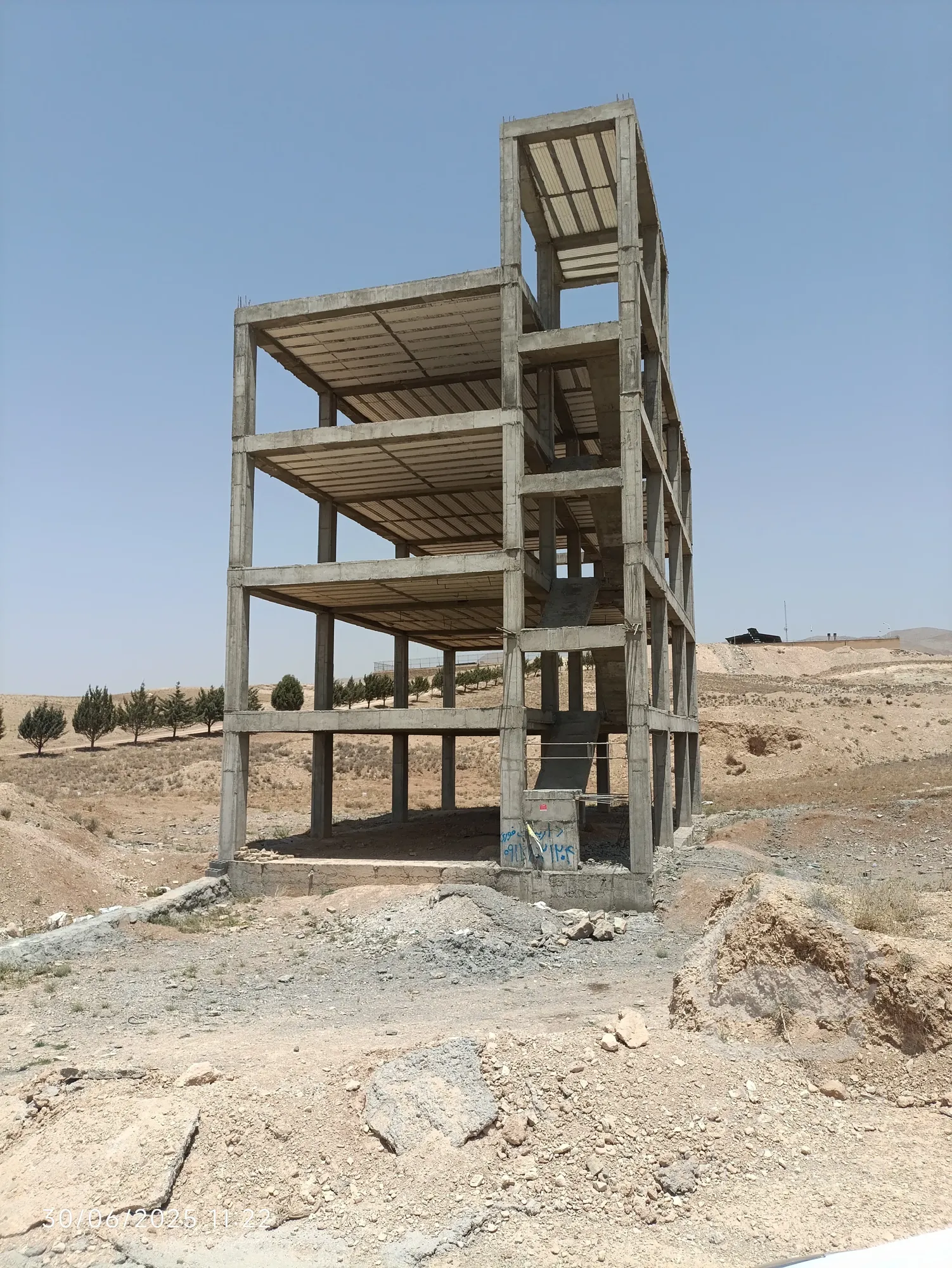 ساختمان نیمه کاره در شهر دماوند