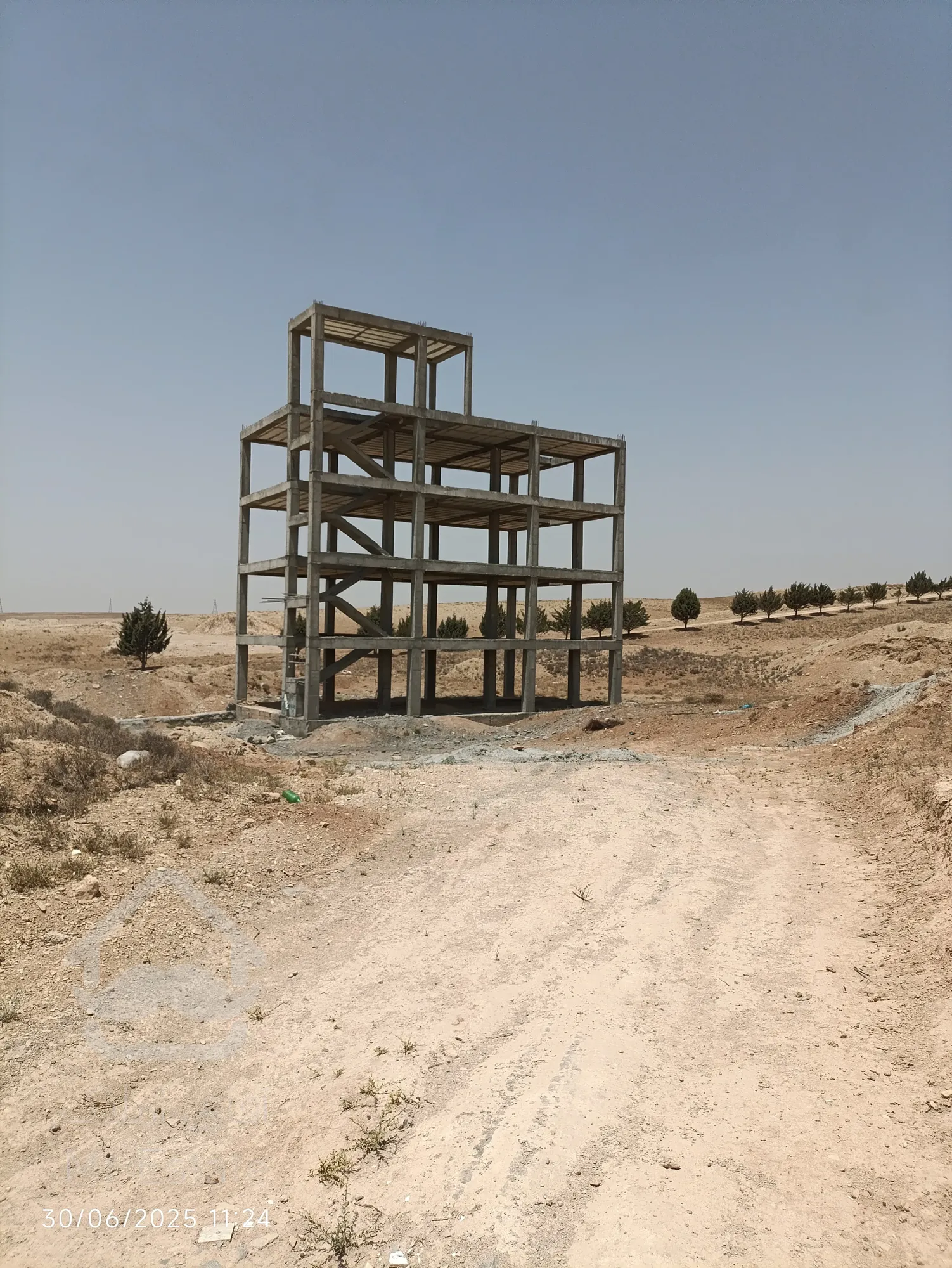 ساختمان نیمه کاره در شهر دماوند