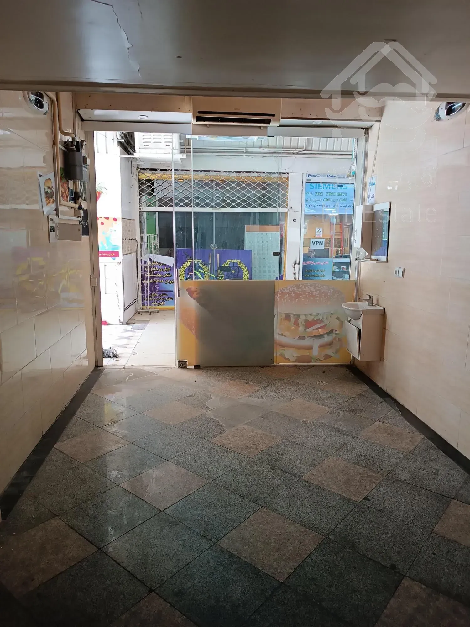 مغازه ، واقع در پاساژ دانشجو ، ۱۹ متر ، رهن