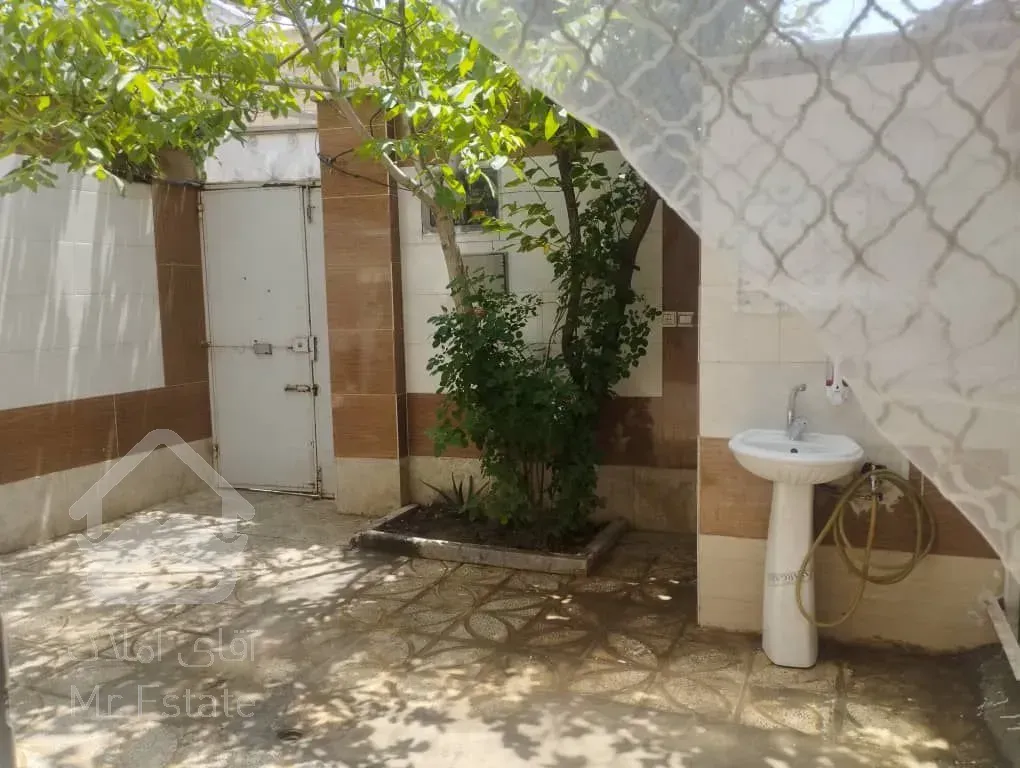 حیاط دار دلباز,محیط امن وآرام، همسایگان خوب ،دسترسی آسان به اتوبوس و فروشگاه،نانوایی، وبانک