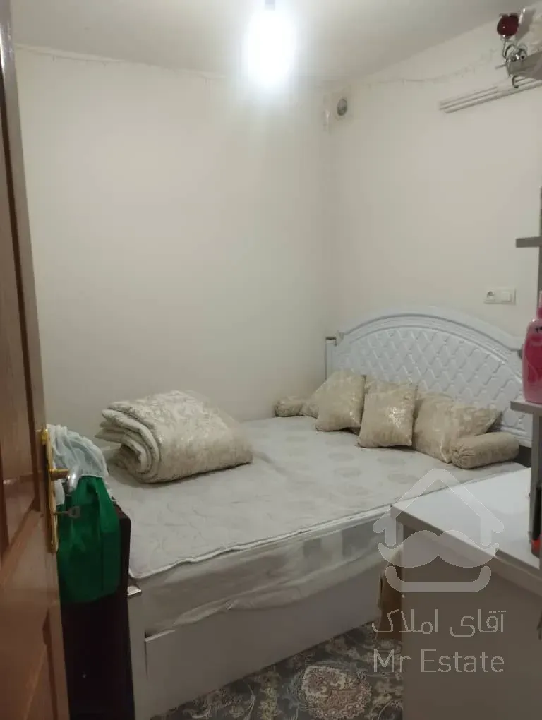 حیاط دار دلباز,محیط امن وآرام، همسایگان خوب ،دسترسی آسان به اتوبوس و فروشگاه،نانوایی، وبانک