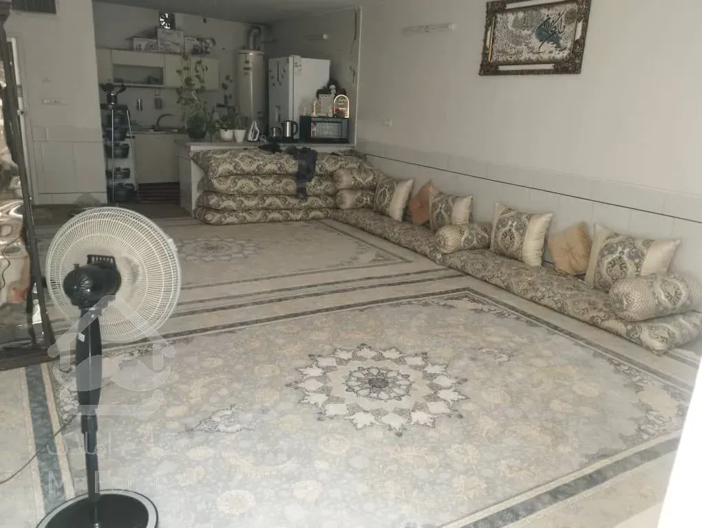 حیاط دار دلباز,محیط امن وآرام، همسایگان خوب ،دسترسی آسان به اتوبوس و فروشگاه،نانوایی، وبانک