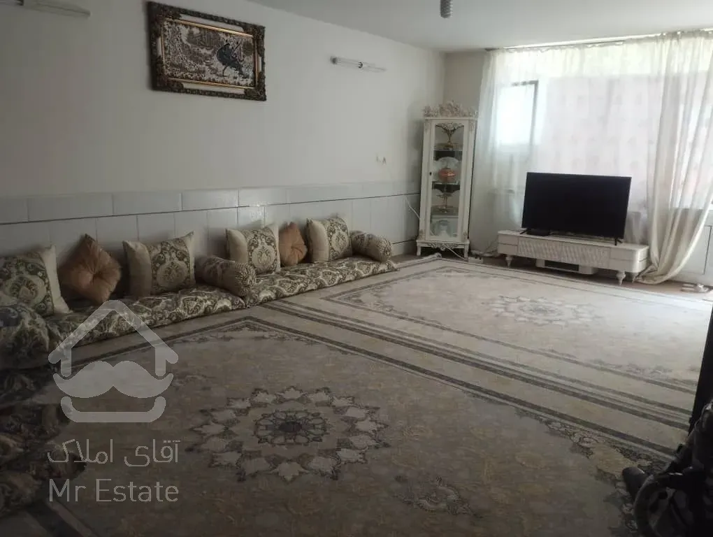 حیاط دار دلباز,محیط امن وآرام، همسایگان خوب ،دسترسی آسان به اتوبوس و فروشگاه،نانوایی، وبانک