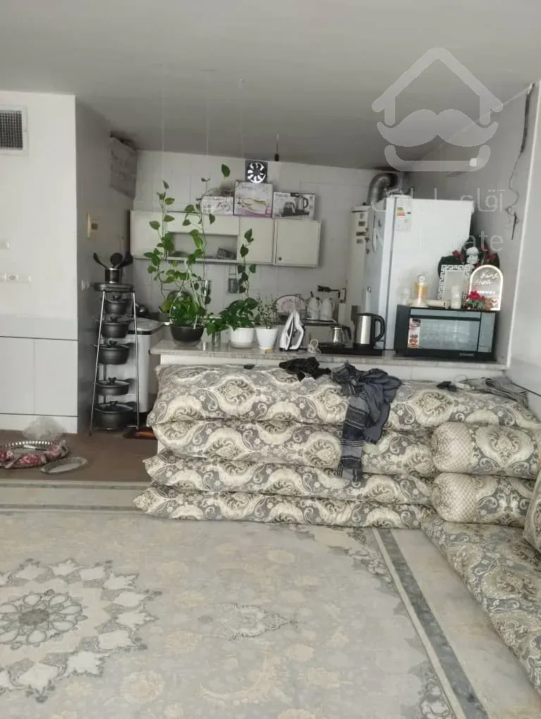 حیاط دار دلباز,محیط امن وآرام، همسایگان خوب ،دسترسی آسان به اتوبوس و فروشگاه،نانوایی، وبانک