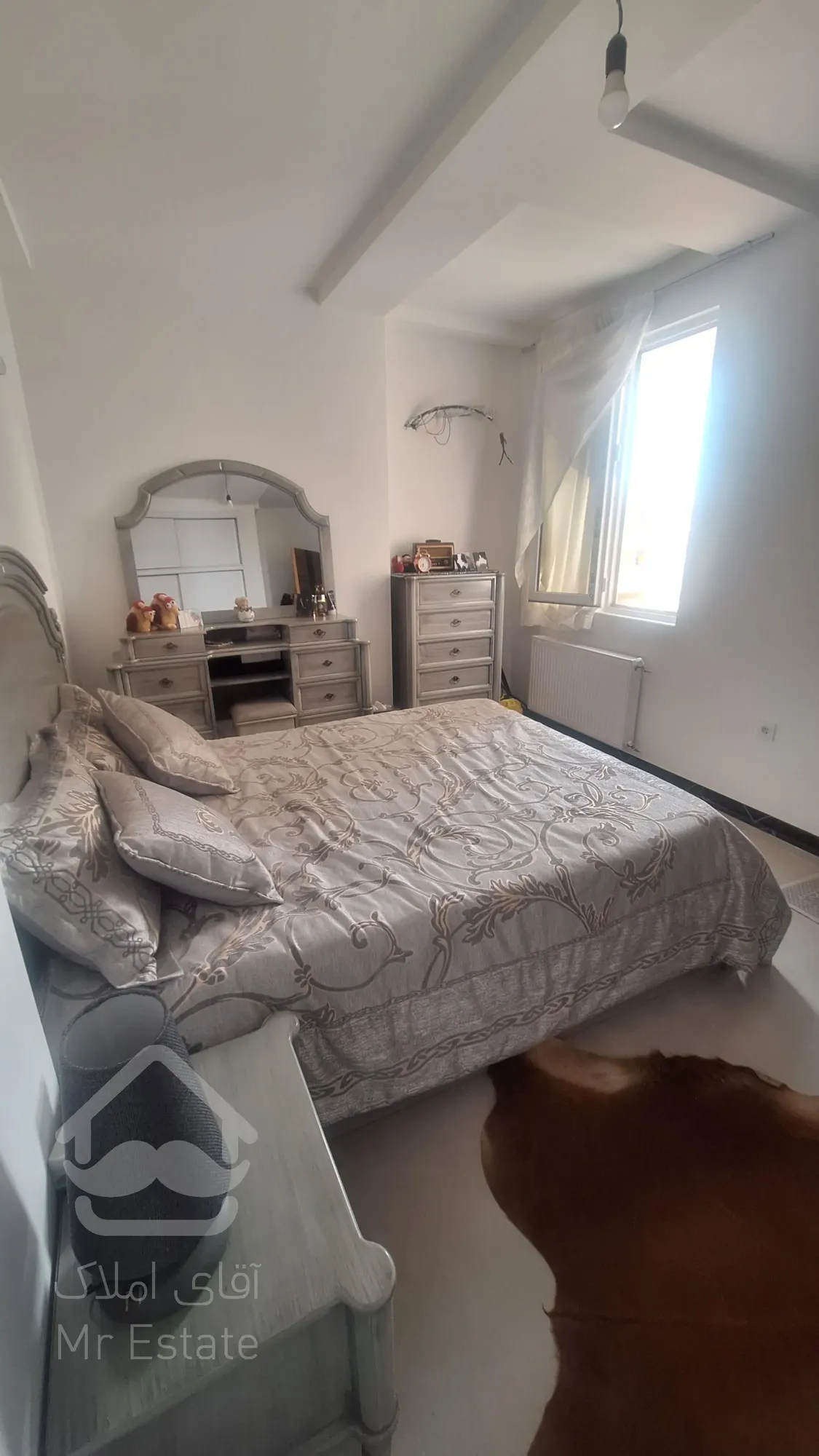 تک واحدی،  وام دار