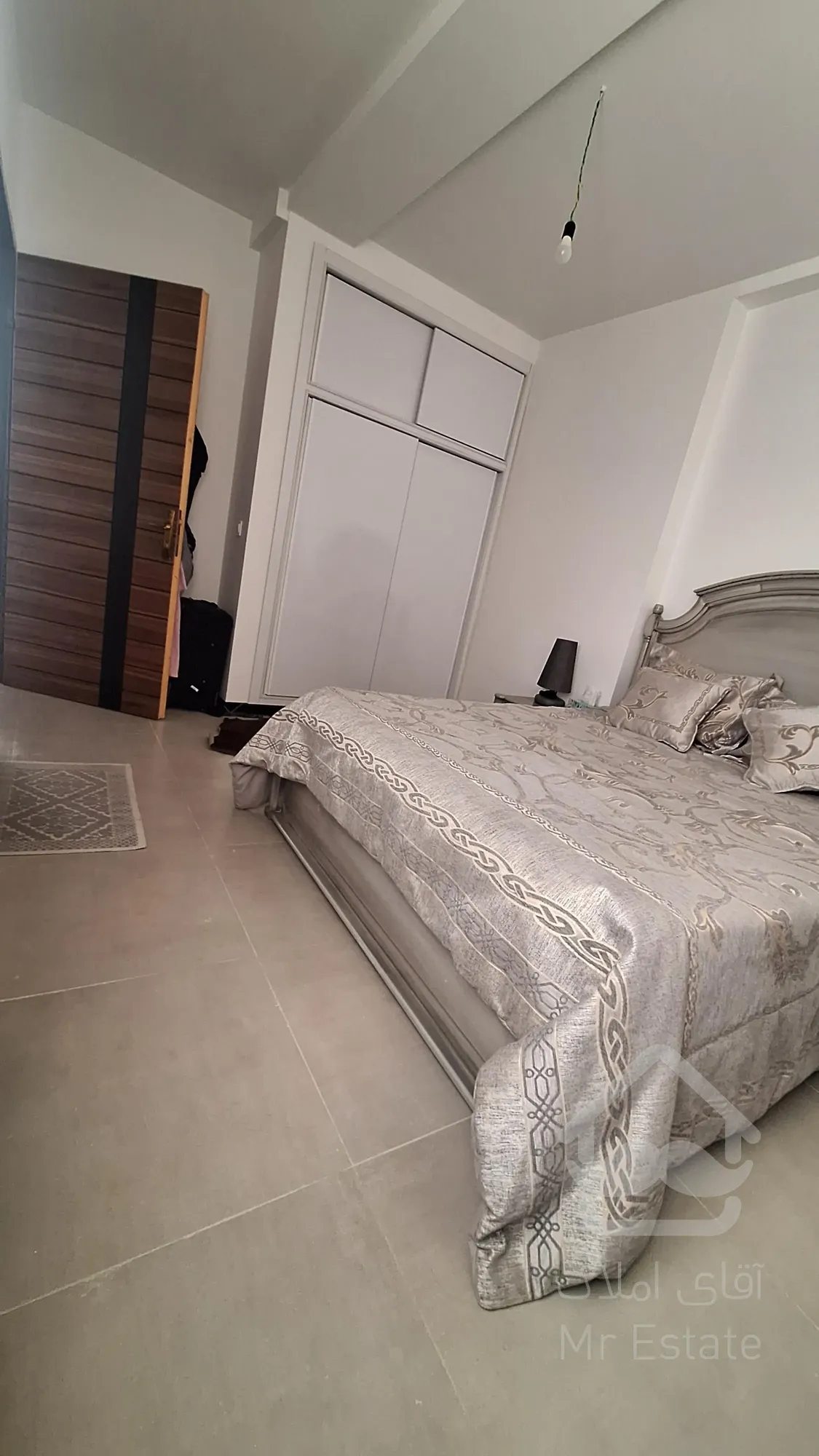 تک واحدی،  وام دار