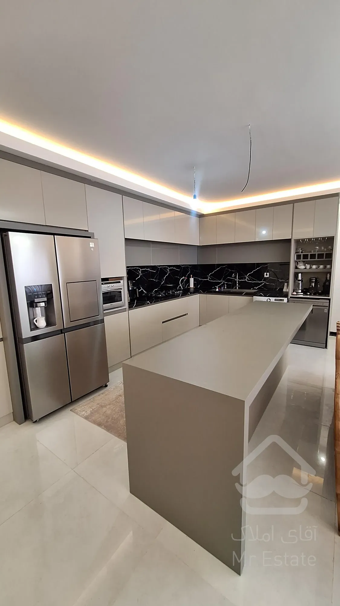 تک واحدی،  وام دار