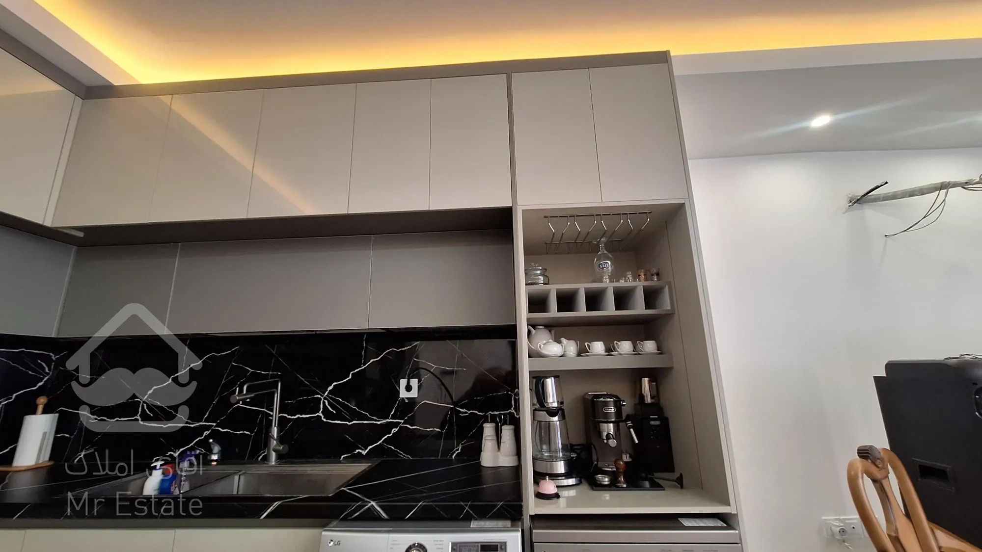 تک واحدی،  وام دار