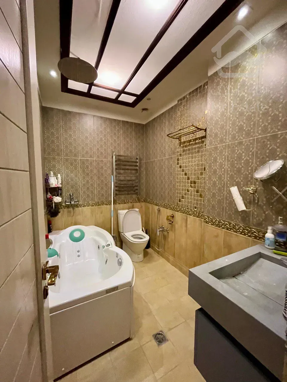 فروش آپارتمان ۱۳۵ متری در زعفرانیه