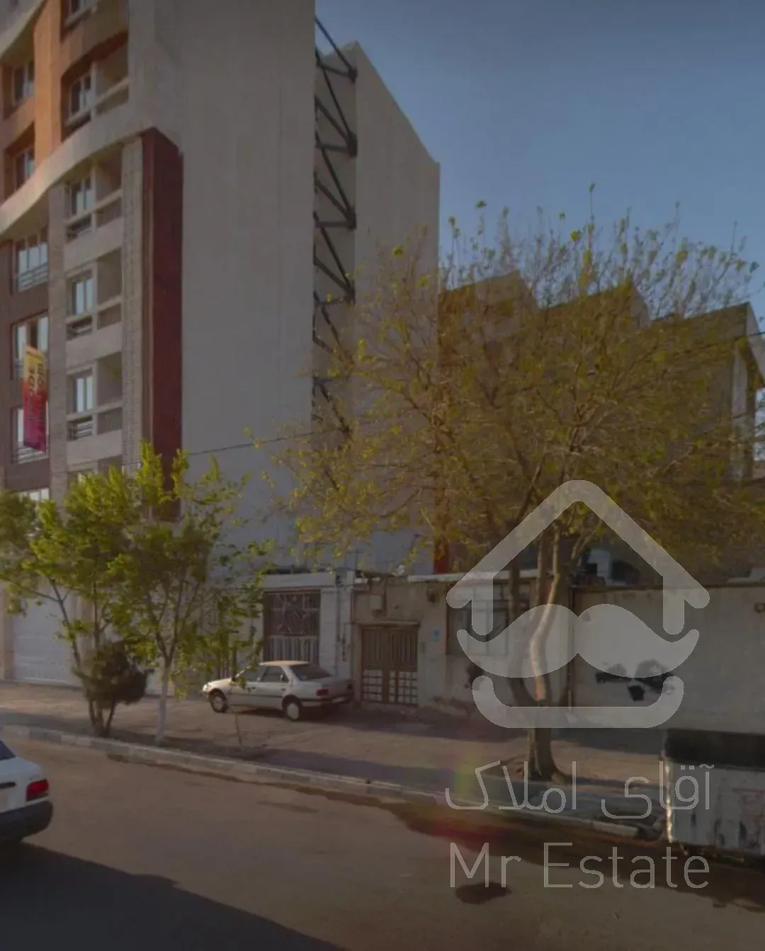 خانه ویلایی بر خیابان