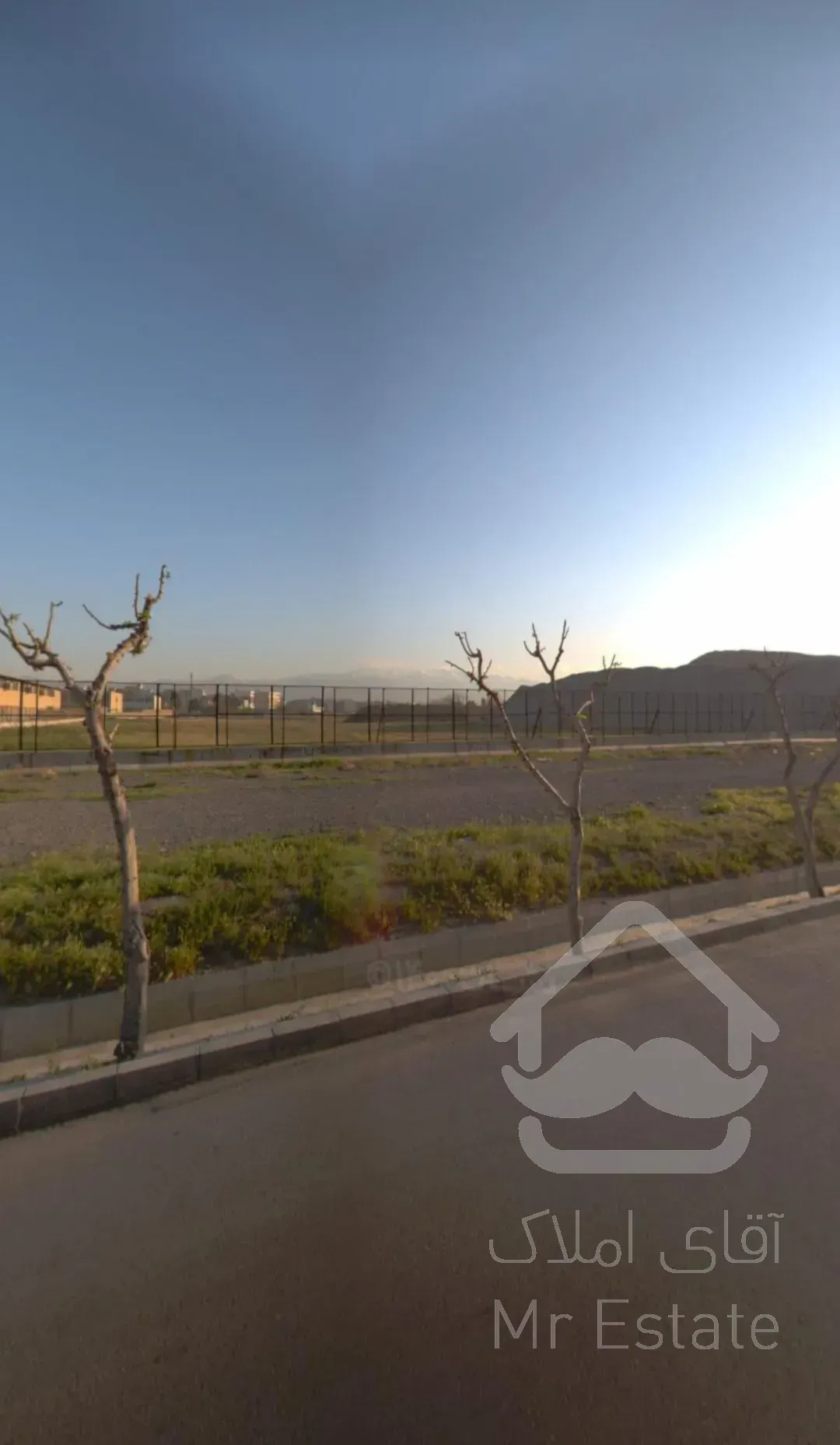 خانه ویلایی بر خیابان