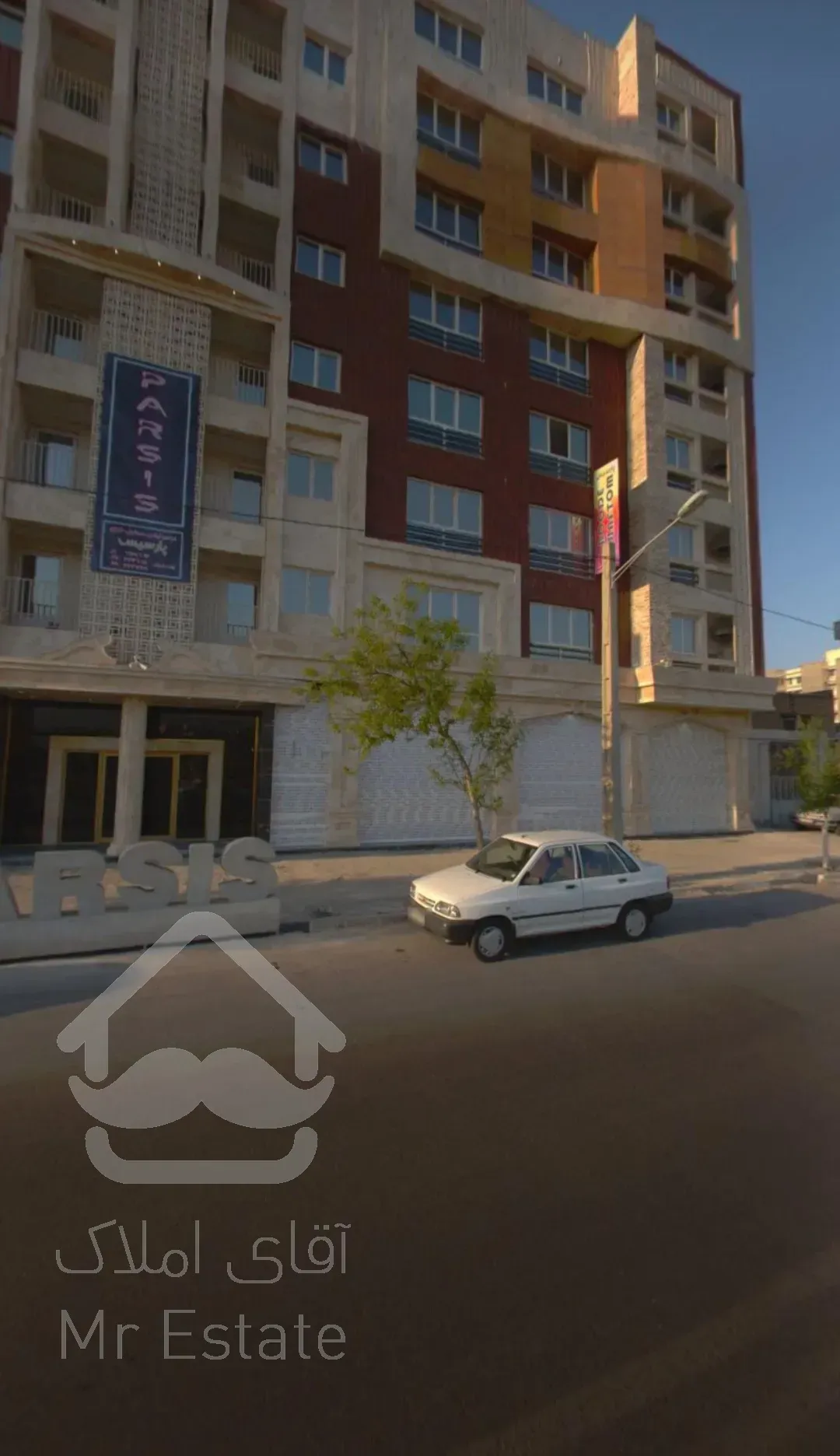 خانه ویلایی بر خیابان