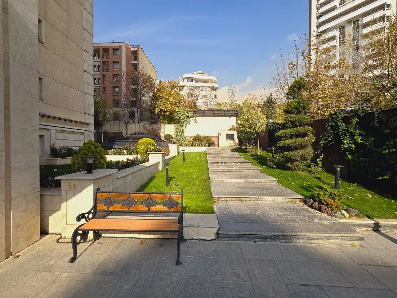 رهن برج باغ ۲۲۰ متری در زعفرانیه