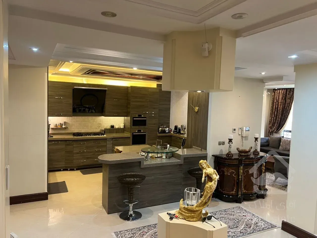 فروش آپارتمان ۲۲۰ متری در زعفرانیه