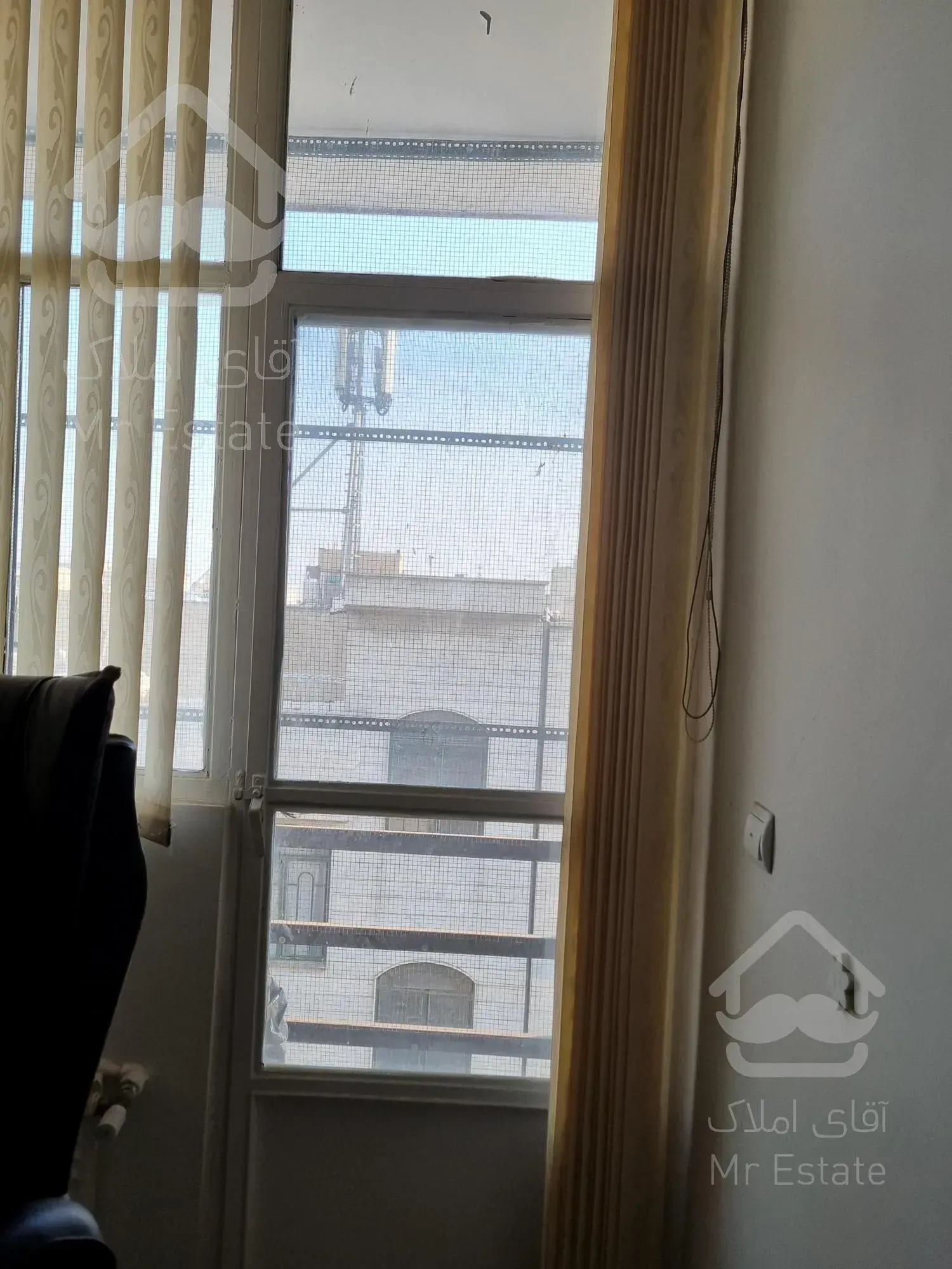 واحد۷۳ متری با ۳ اتاق بزرگ و ۲خط تلفن و بالکن طبقه ۵جنوبی روبه افتاب