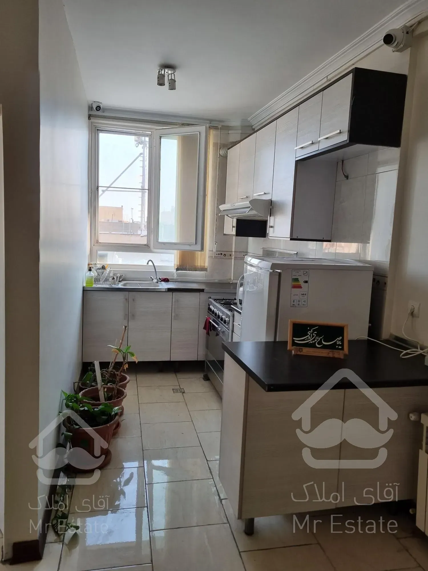 واحد۷۳ متری با ۳ اتاق بزرگ و ۲خط تلفن و بالکن طبقه ۵جنوبی روبه افتاب