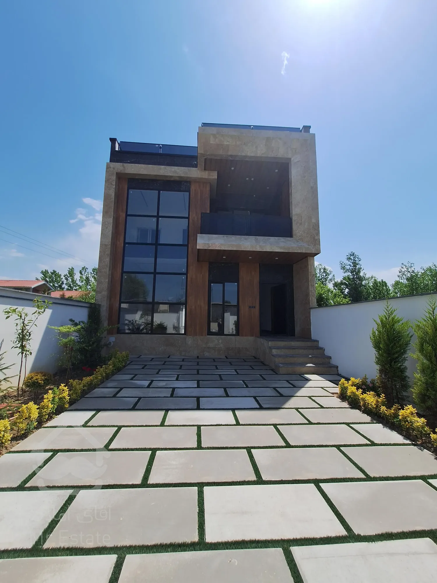 ویلای مدرن روف دار با ویو دریاچه و پارک جنگلی نور